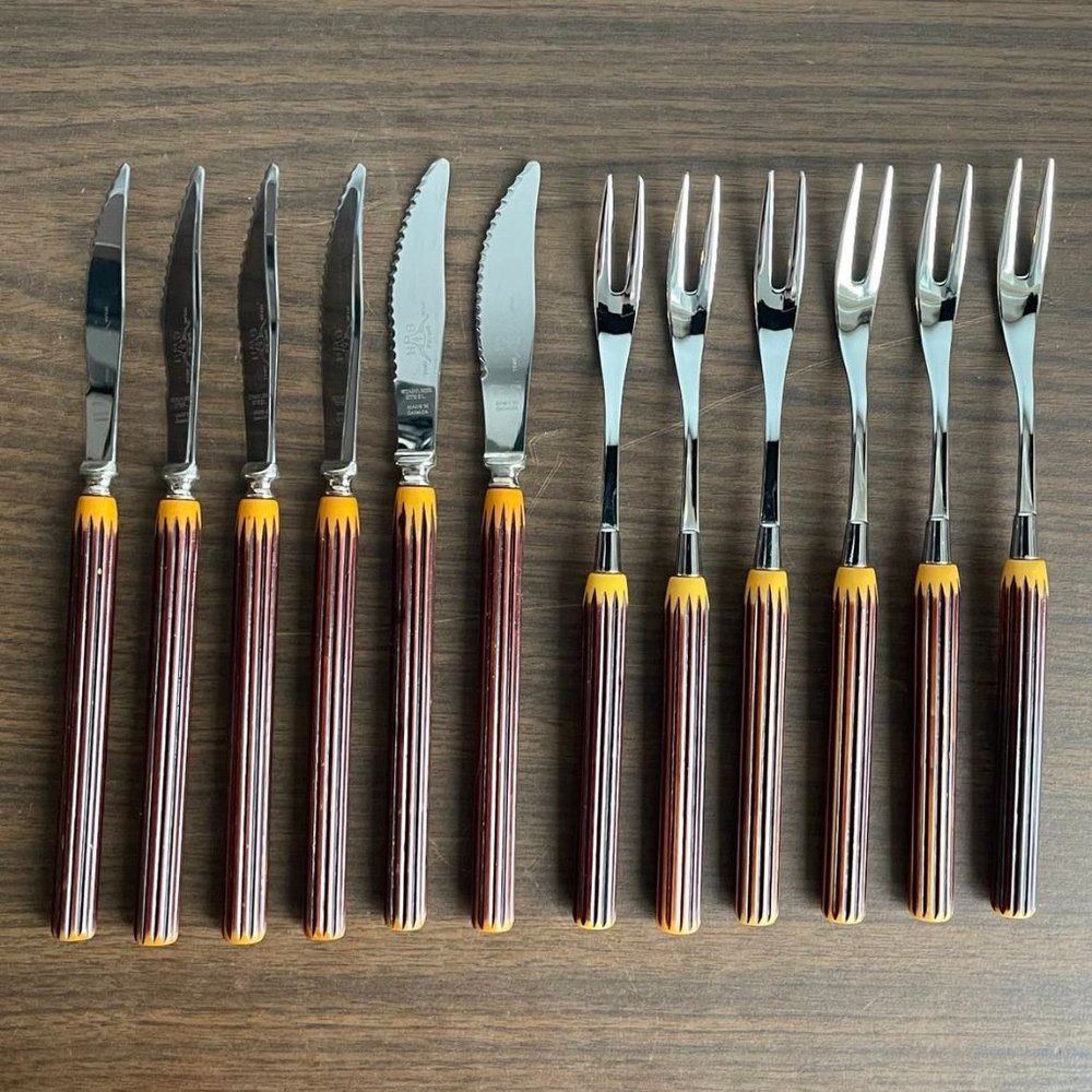 12 Piece Glo Hill Bakelite Vintage Steak Utensil Set